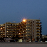 Nach Sonnenuntergang, wenn der Himmel langsam dunkelblau wird und die künstlichen Sterne aufglühen, dann ist viel mehr zu sehen als am hellem Tage. <br />In diesem Hotel (El Cid) waren wir untergebracht.